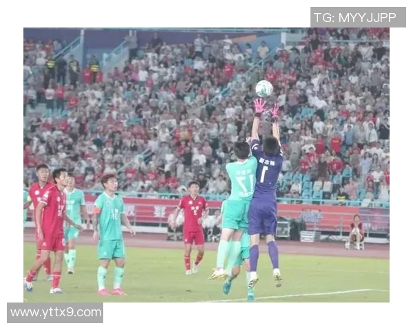 冬季严寒中足球明星们的训练瞬间展现了他们的坚持与热爱