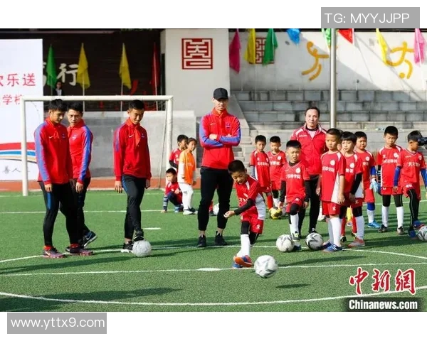 小球童意外邂逅足球明星梦想成真的温馨瞬间 小球童意外邂逅足球明星梦想成真的温馨瞬间